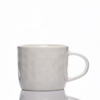 Mug en céramique blanc texturé