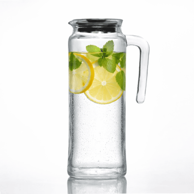 Carafe à eau en verre avec poignée